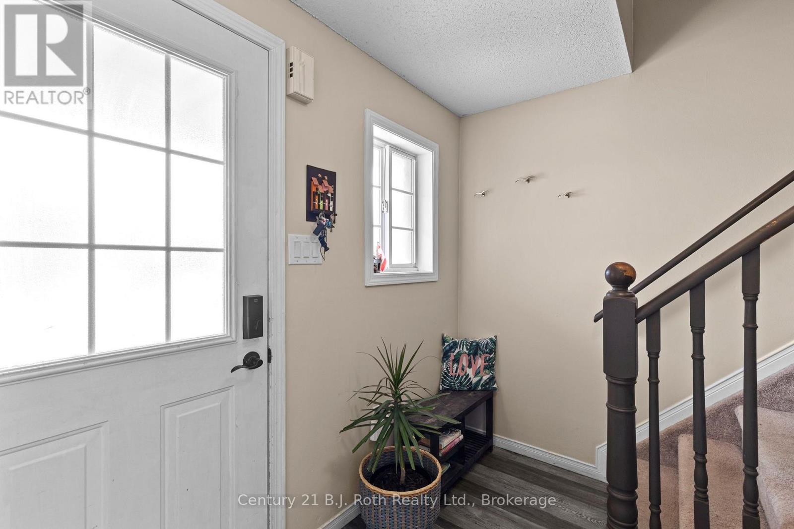33 COURTNEY CRESCENT - 17
