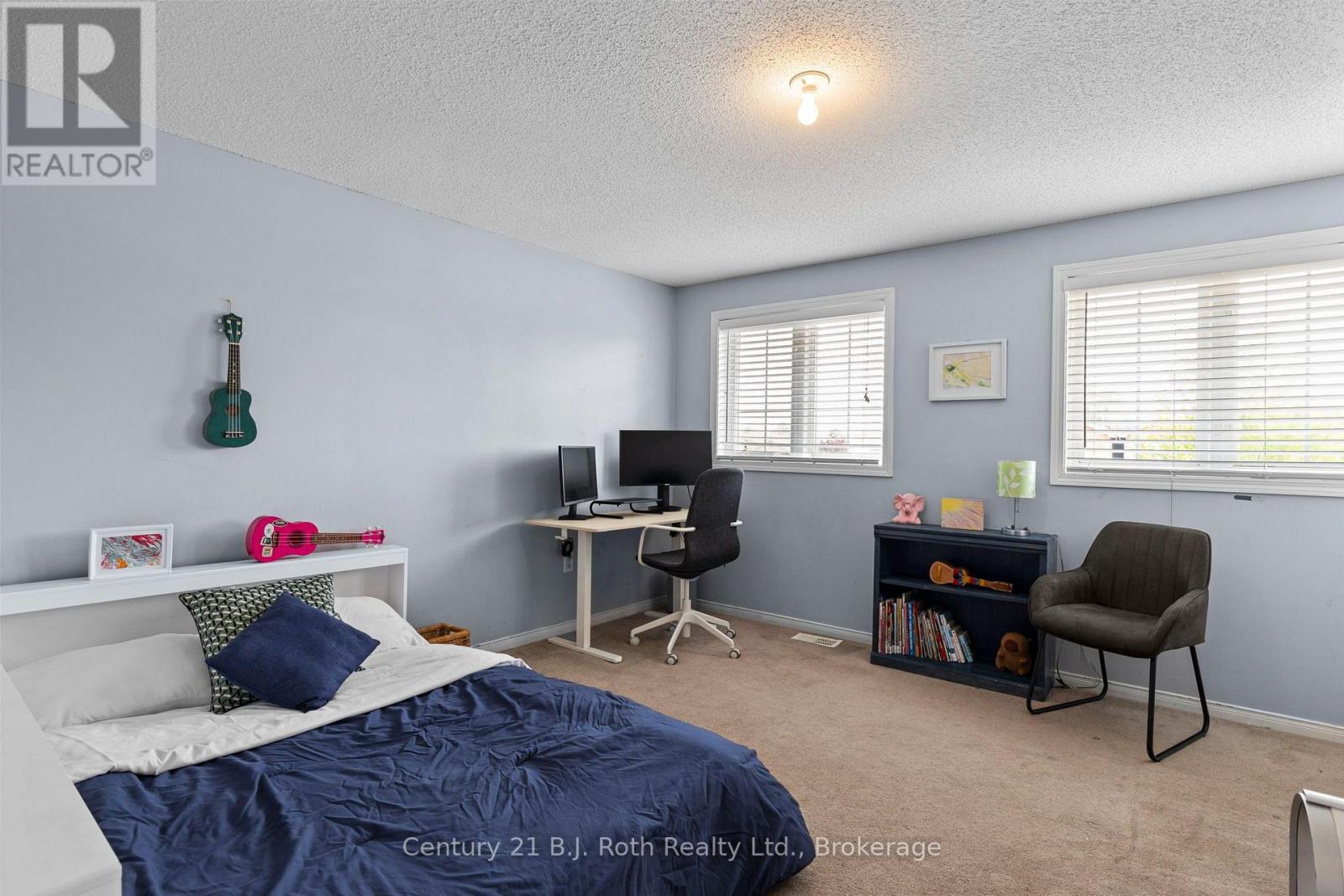 33 COURTNEY CRESCENT - 18