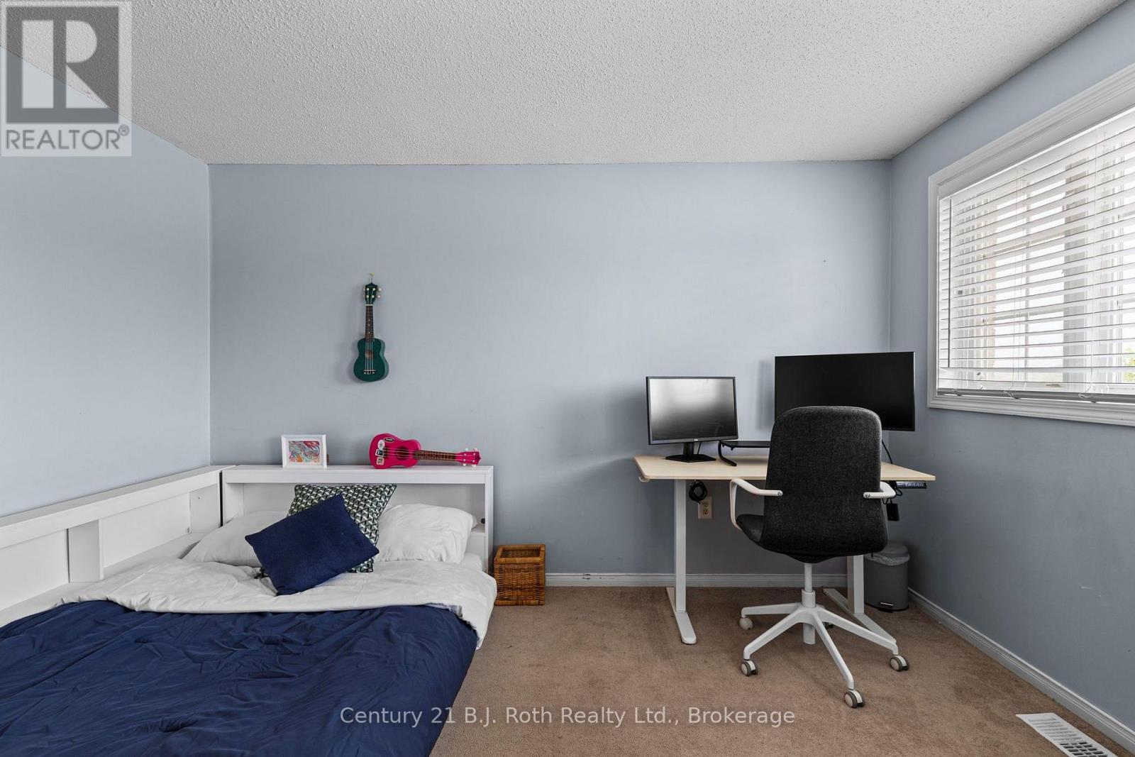 33 COURTNEY CRESCENT - 19