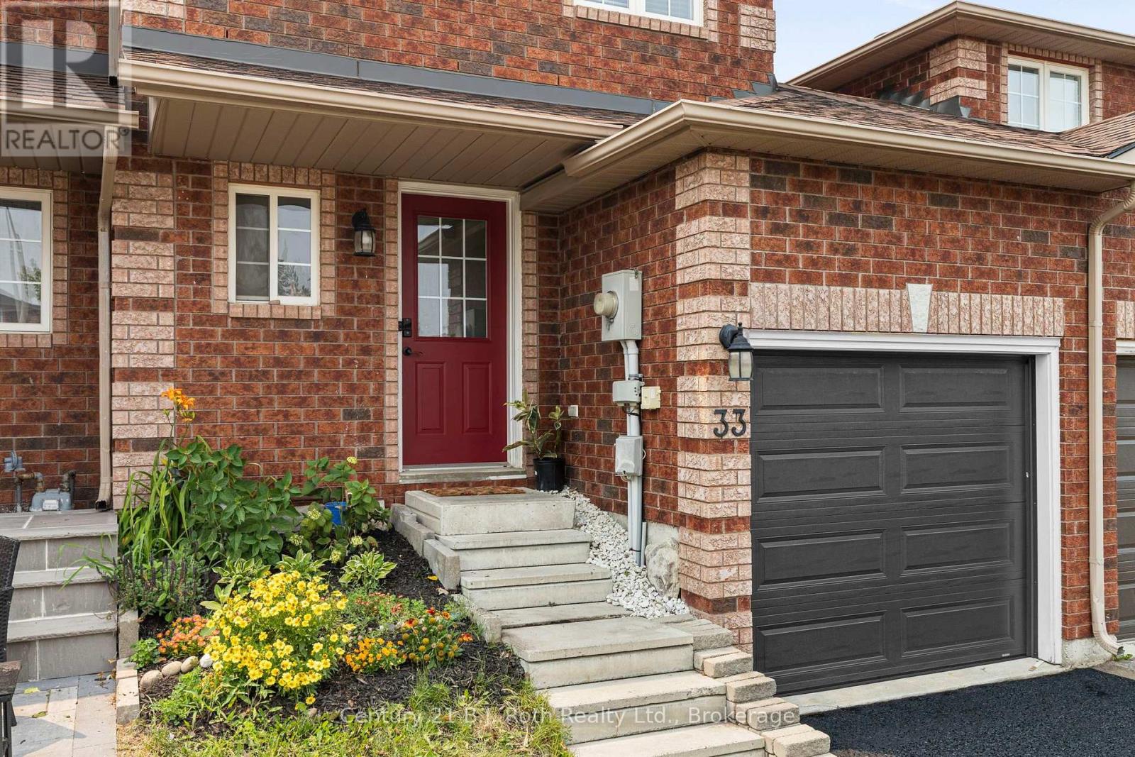 33 COURTNEY CRESCENT - 2