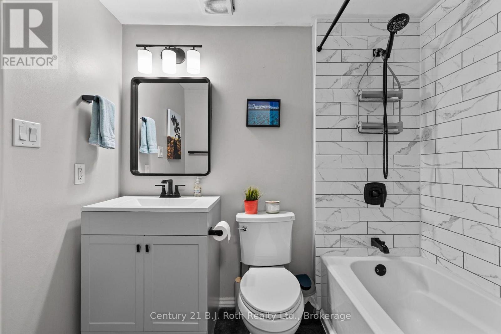 33 COURTNEY CRESCENT - 20