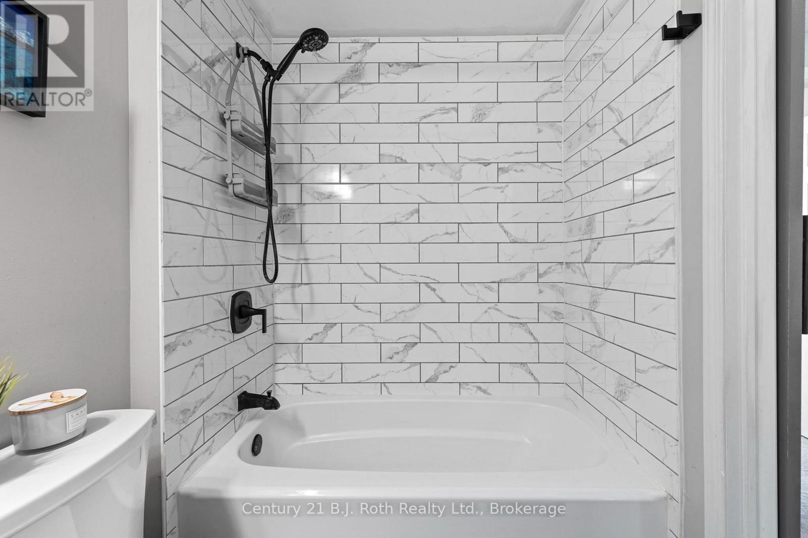 33 COURTNEY CRESCENT - 21