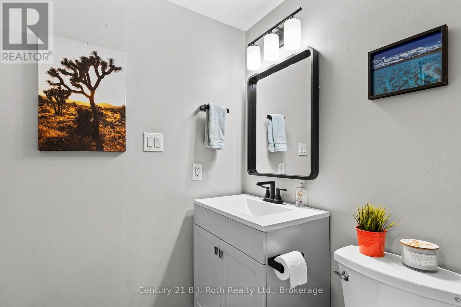 33 COURTNEY CRESCENT - 22