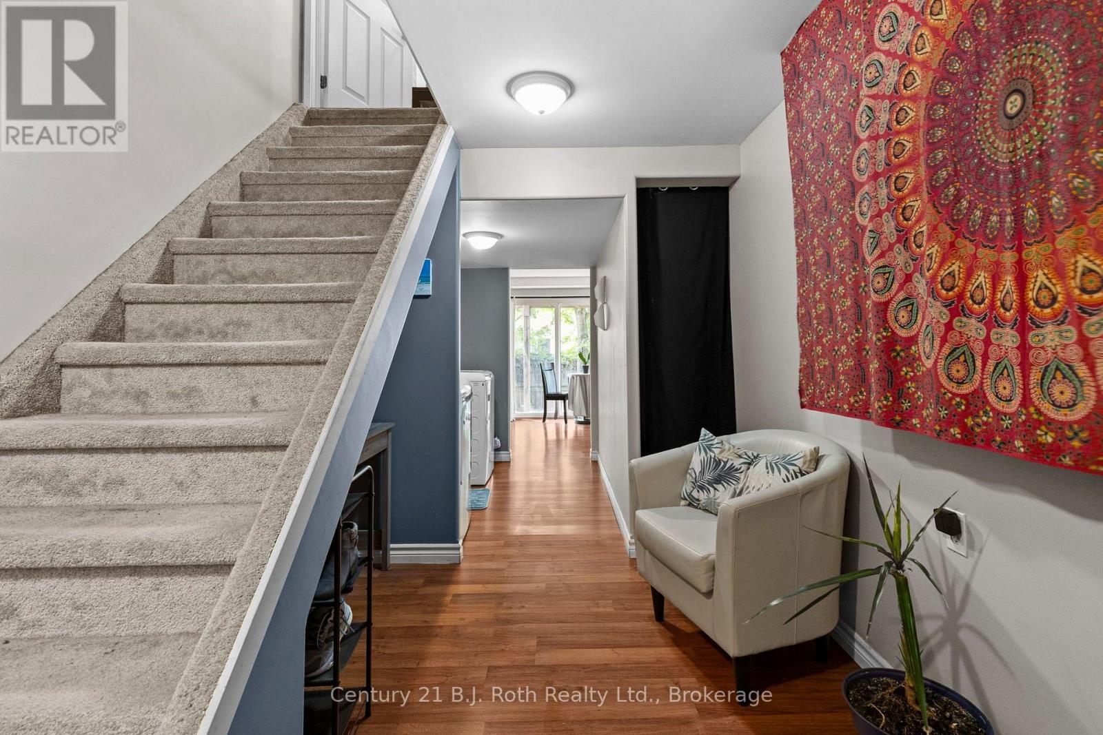 33 COURTNEY CRESCENT - 25