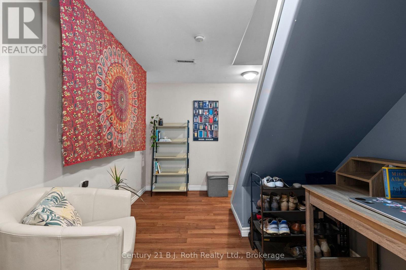 33 COURTNEY CRESCENT - 26