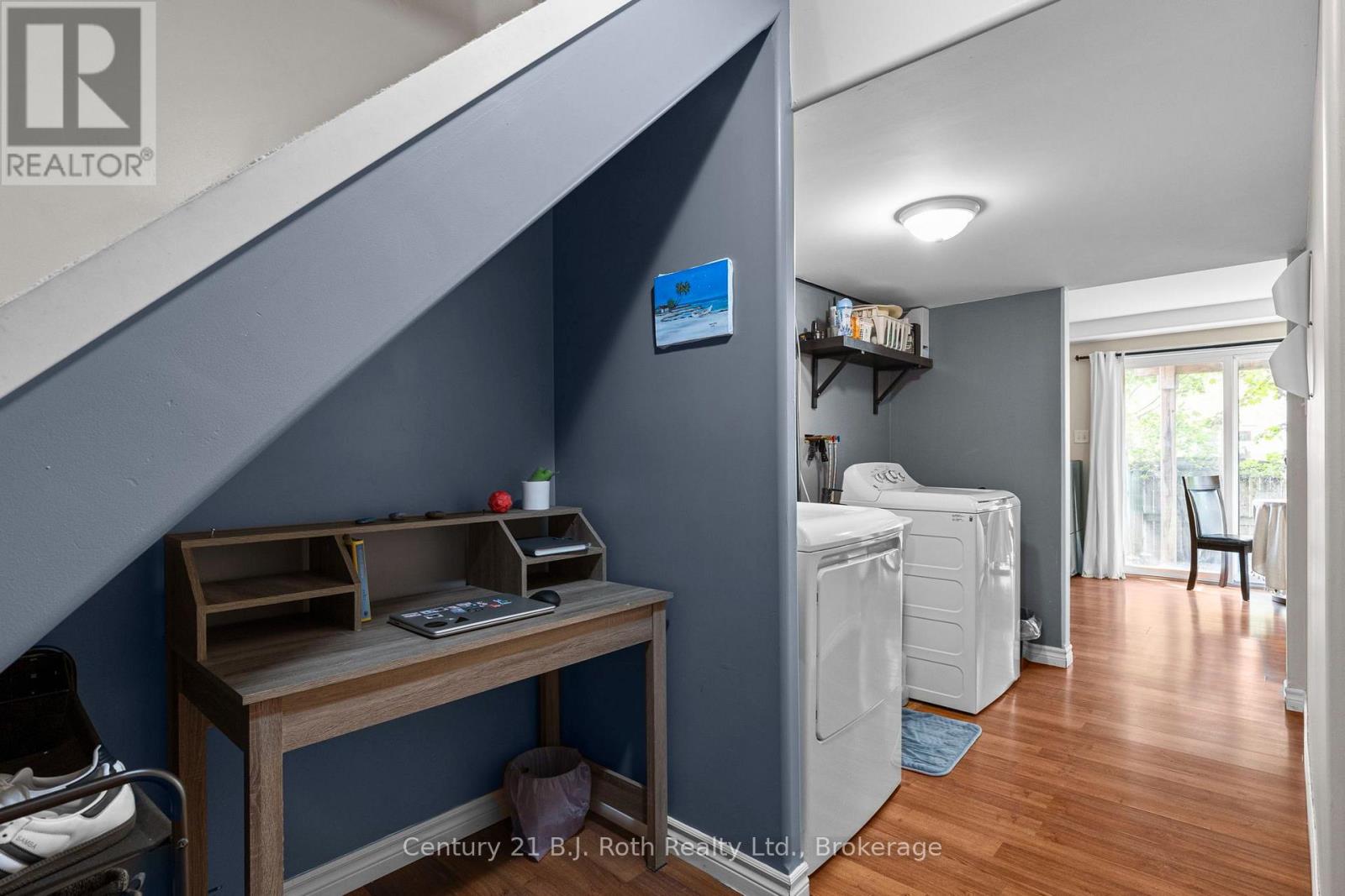 33 COURTNEY CRESCENT - 27