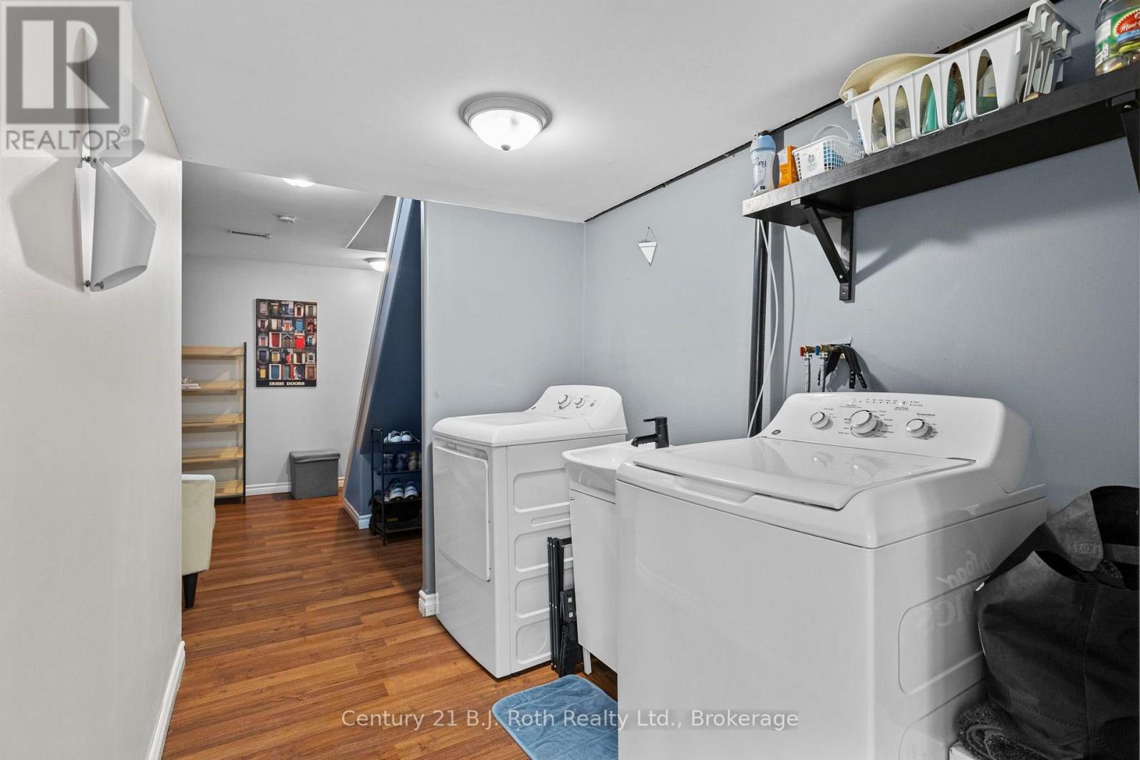 33 COURTNEY CRESCENT - 28
