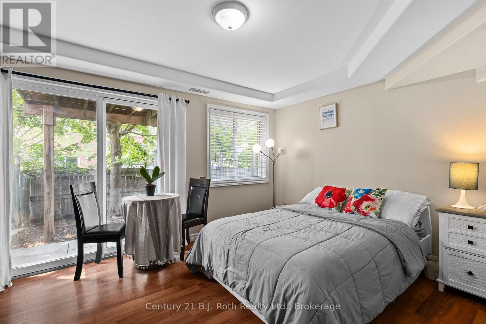 33 COURTNEY CRESCENT - 29