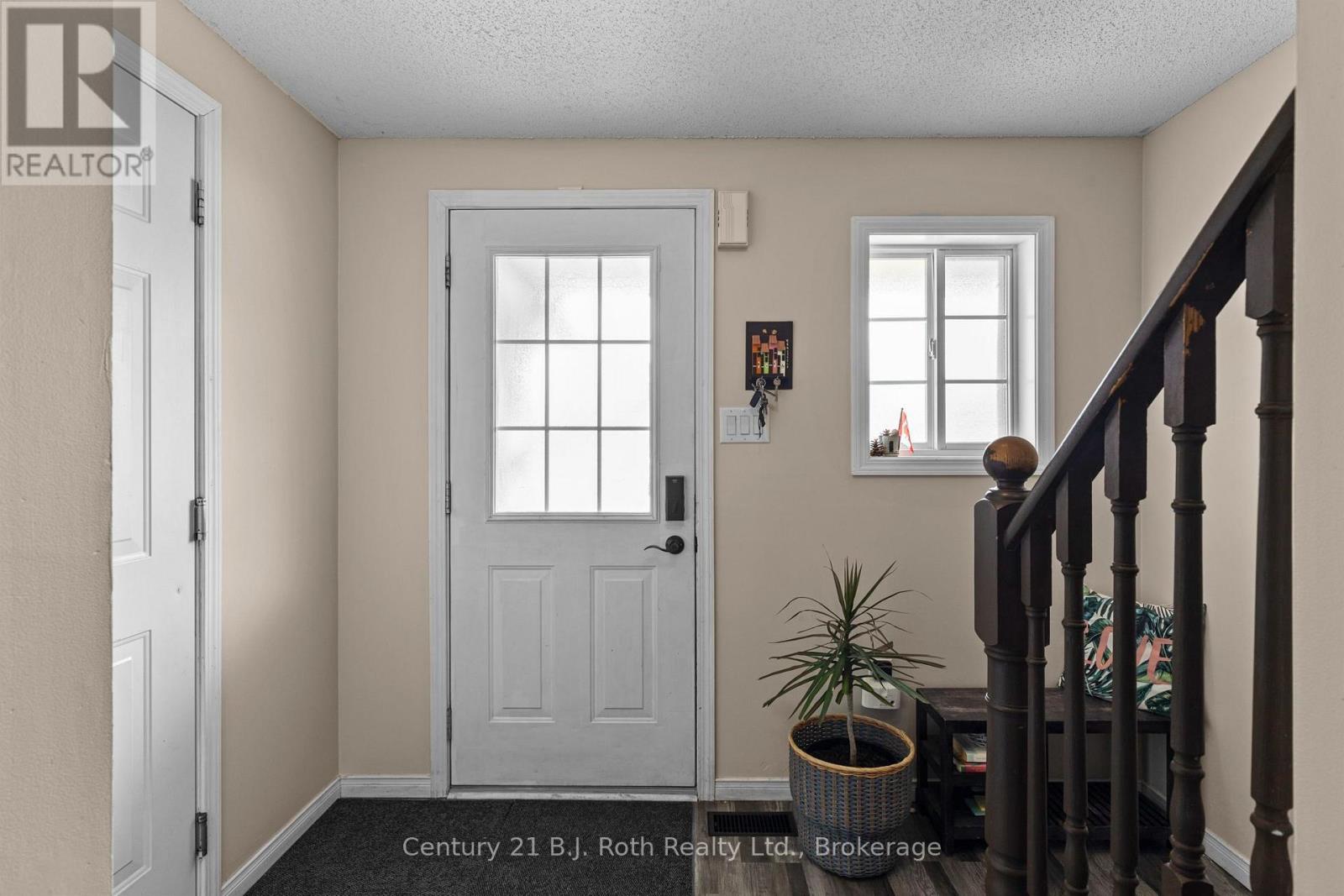 33 COURTNEY CRESCENT - 3