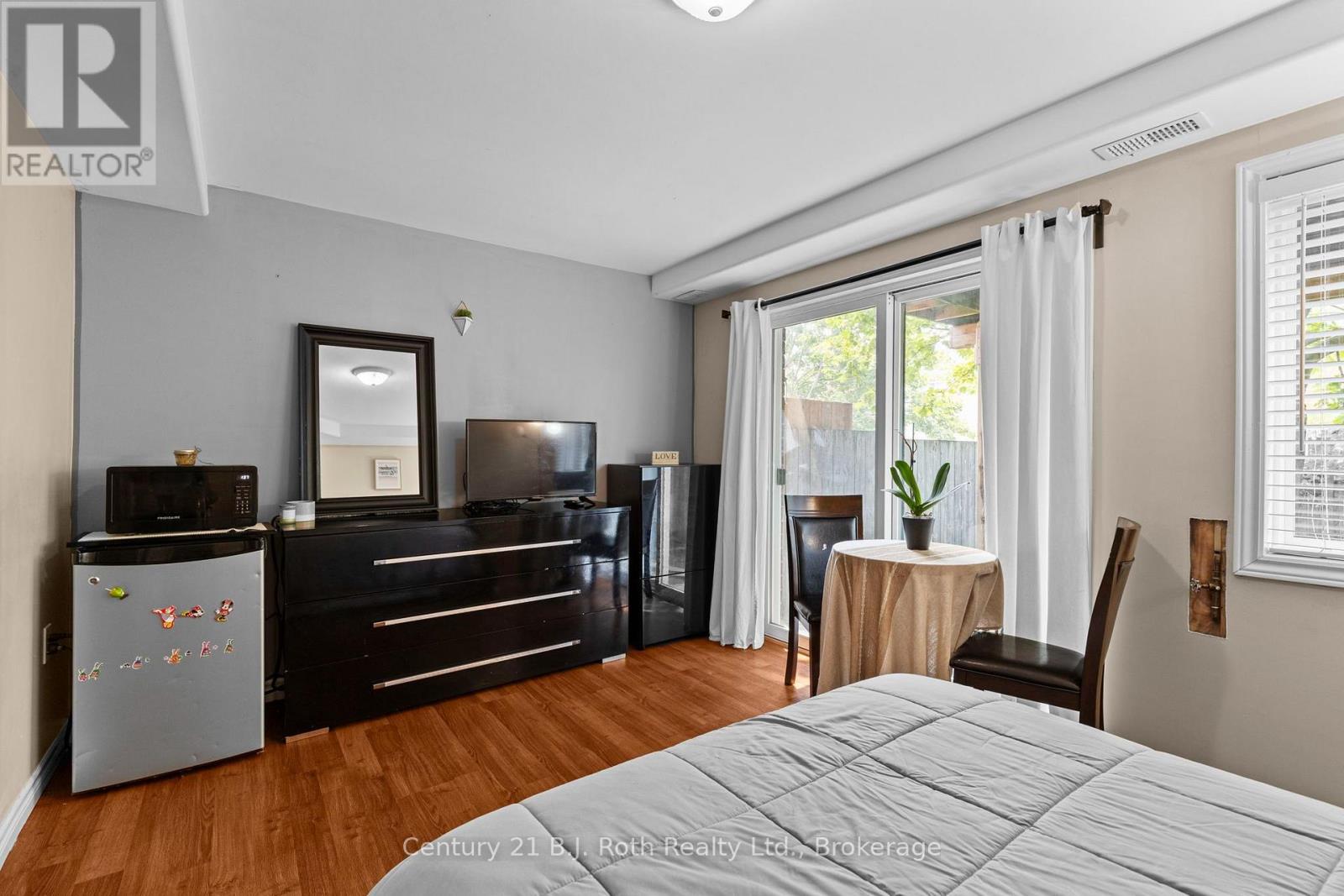 33 COURTNEY CRESCENT - 30
