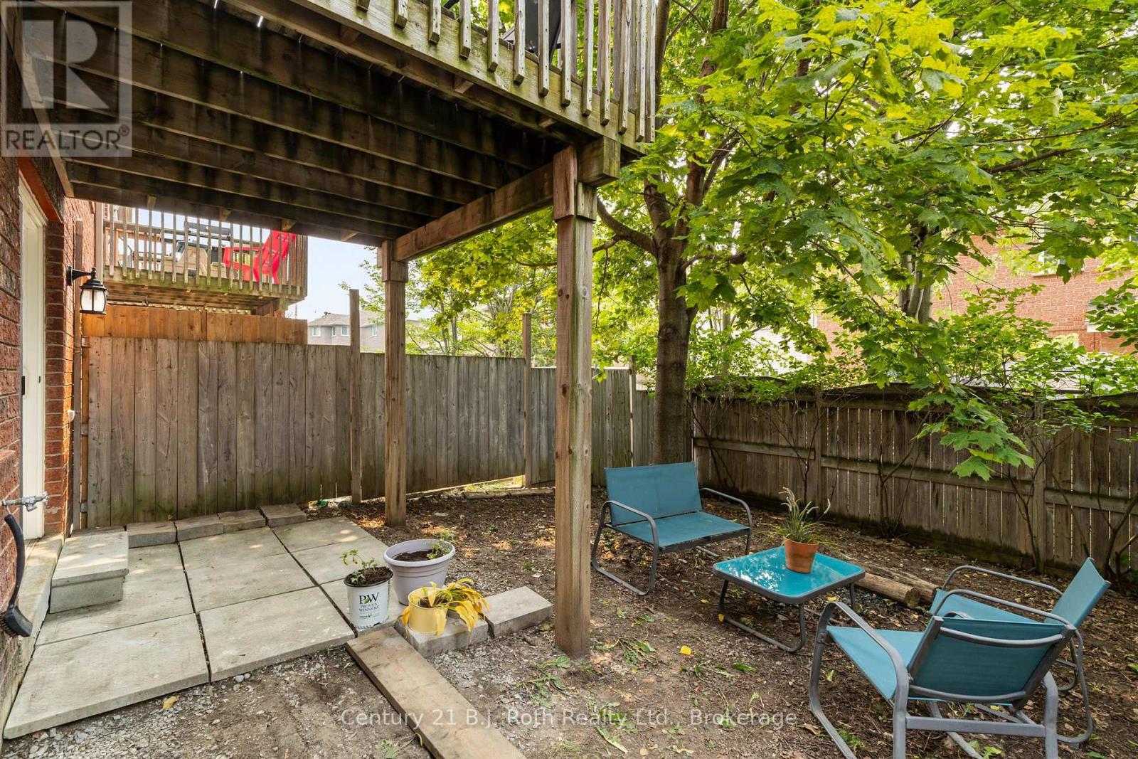 33 COURTNEY CRESCENT - 32