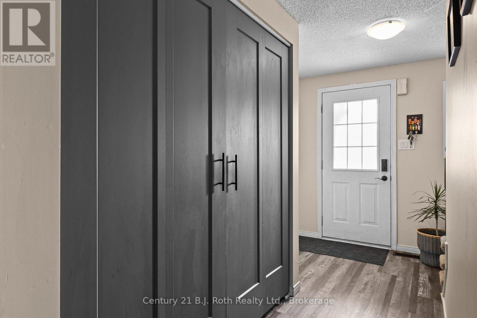 33 COURTNEY CRESCENT - 4