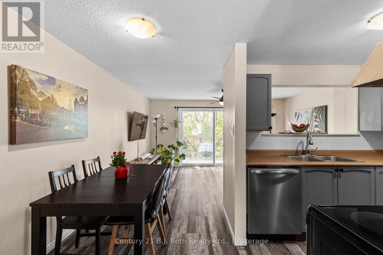 33 COURTNEY CRESCENT - 5