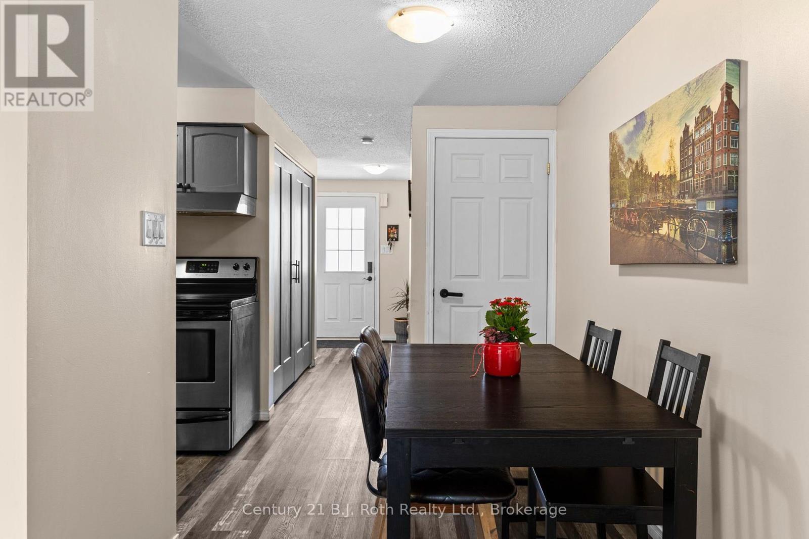 33 COURTNEY CRESCENT - 6