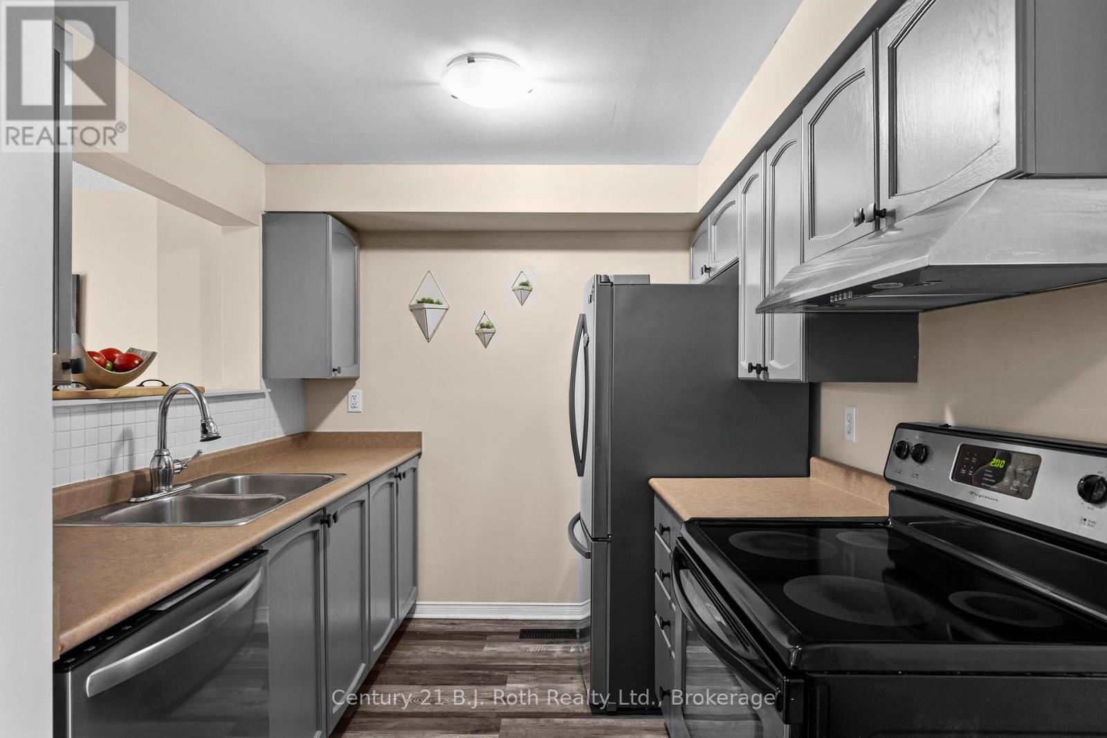 33 COURTNEY CRESCENT - 7
