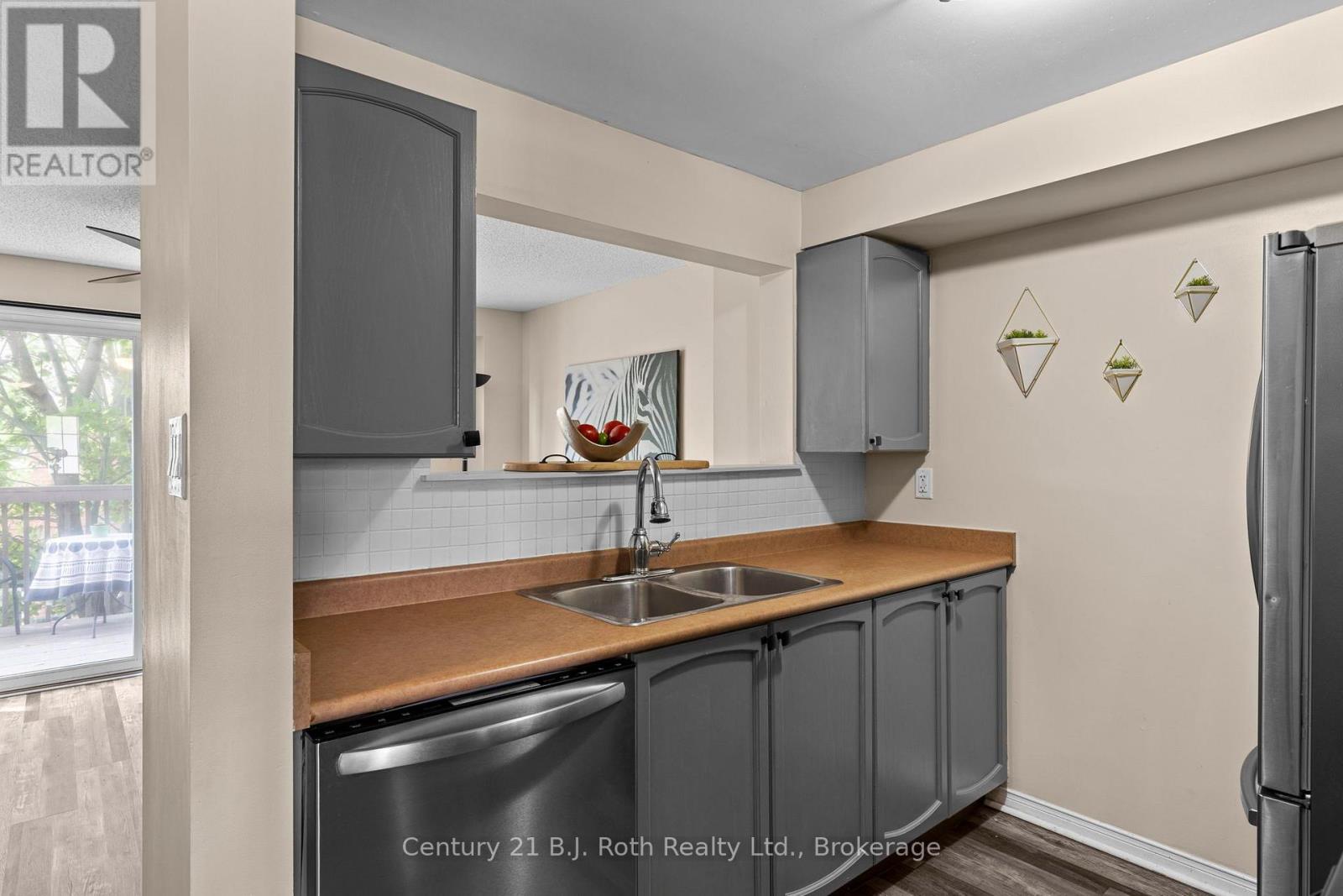 33 COURTNEY CRESCENT - 8