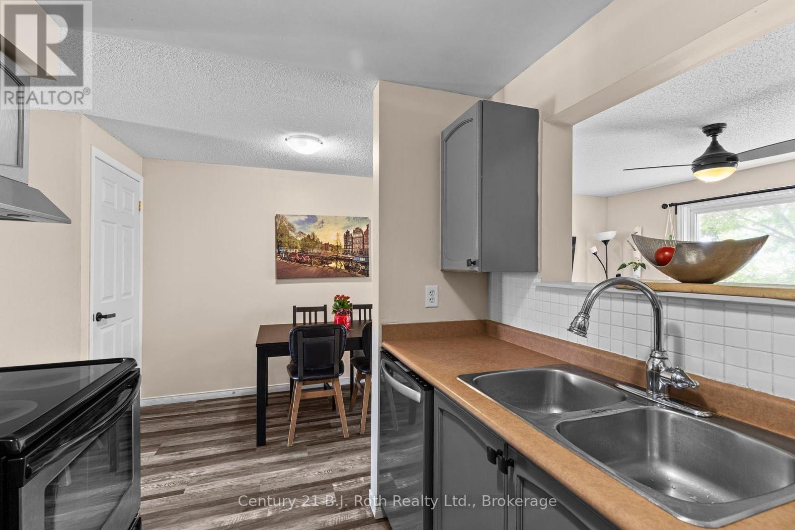 33 COURTNEY CRESCENT - 9