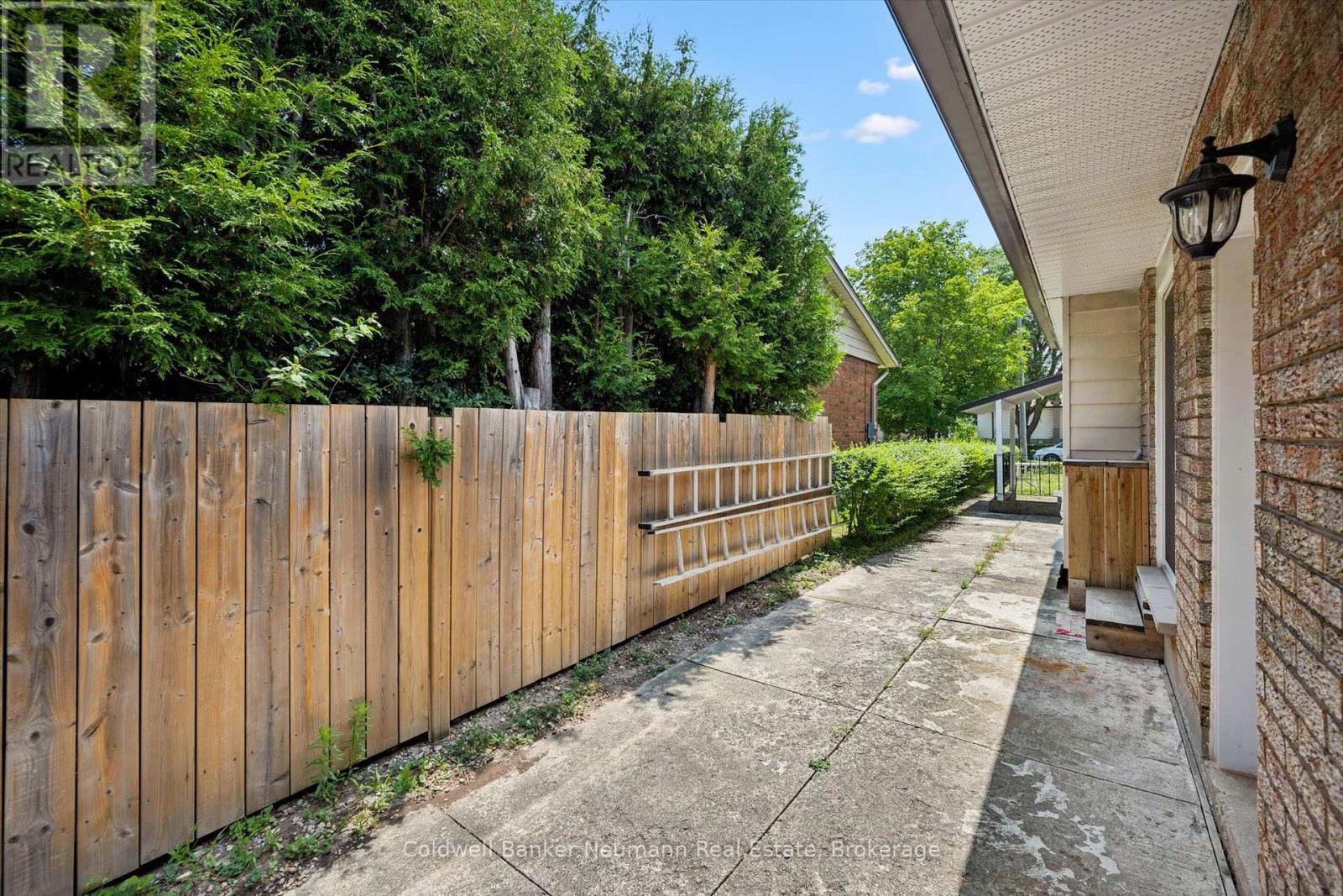 3 MEADOW CRESCENT - 33