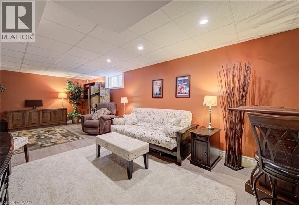 699 COMMONWEALTH Crescent - 27