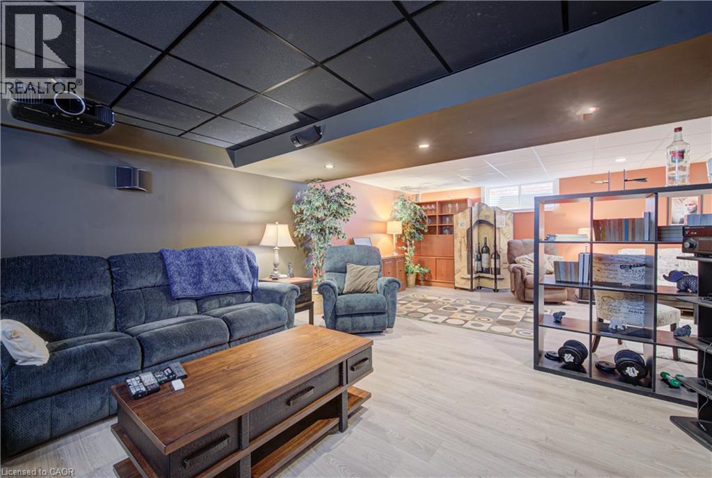 699 COMMONWEALTH Crescent - 33
