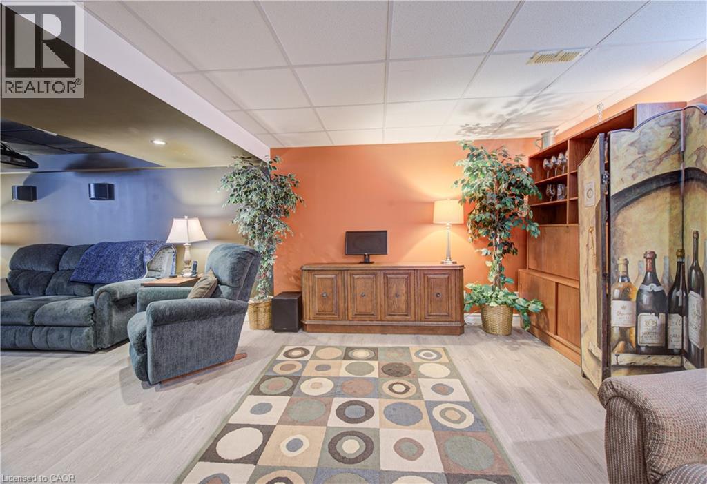 699 COMMONWEALTH Crescent - 29