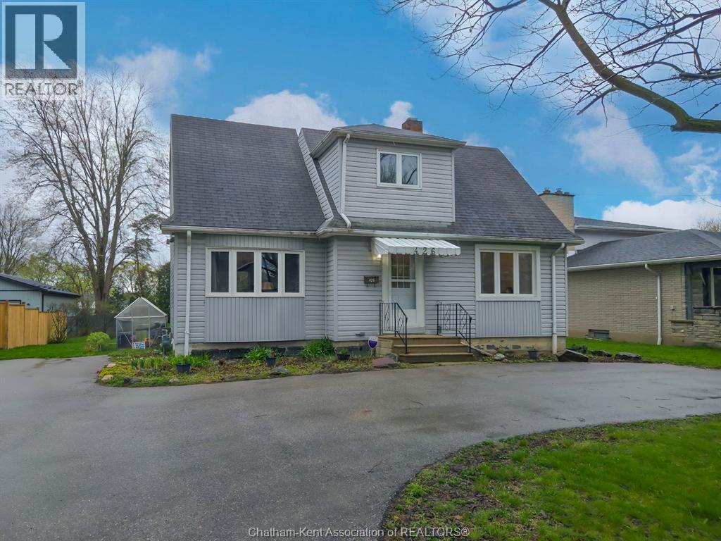 426 Victoria AVENUE - 3