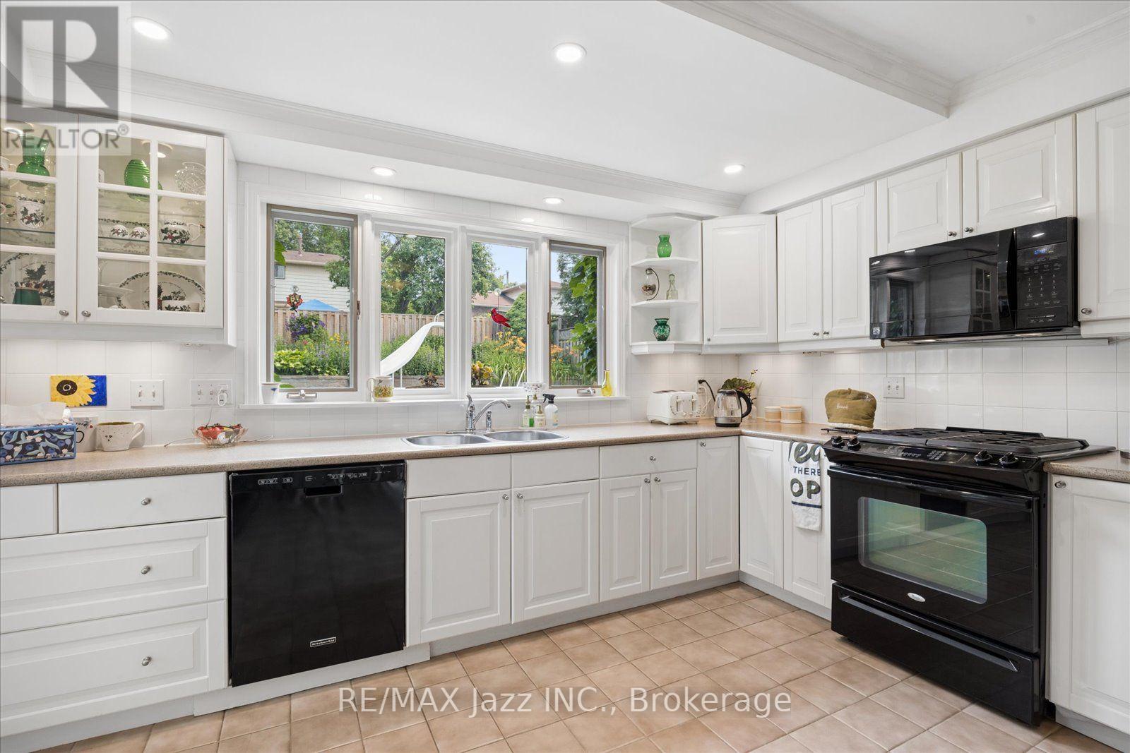 38 TRINITY CRESCENT - Image 11