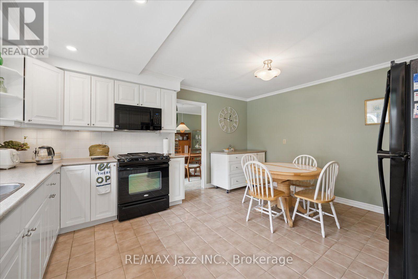 38 TRINITY CRESCENT - Image 13