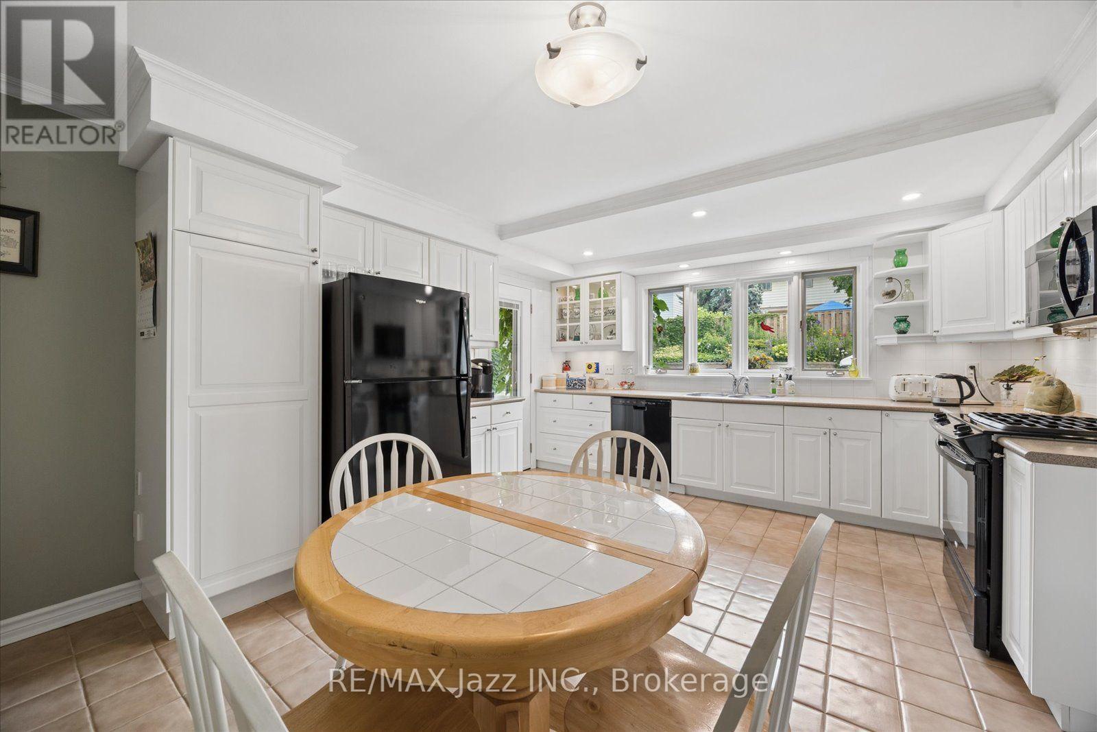 38 TRINITY CRESCENT - Image 15