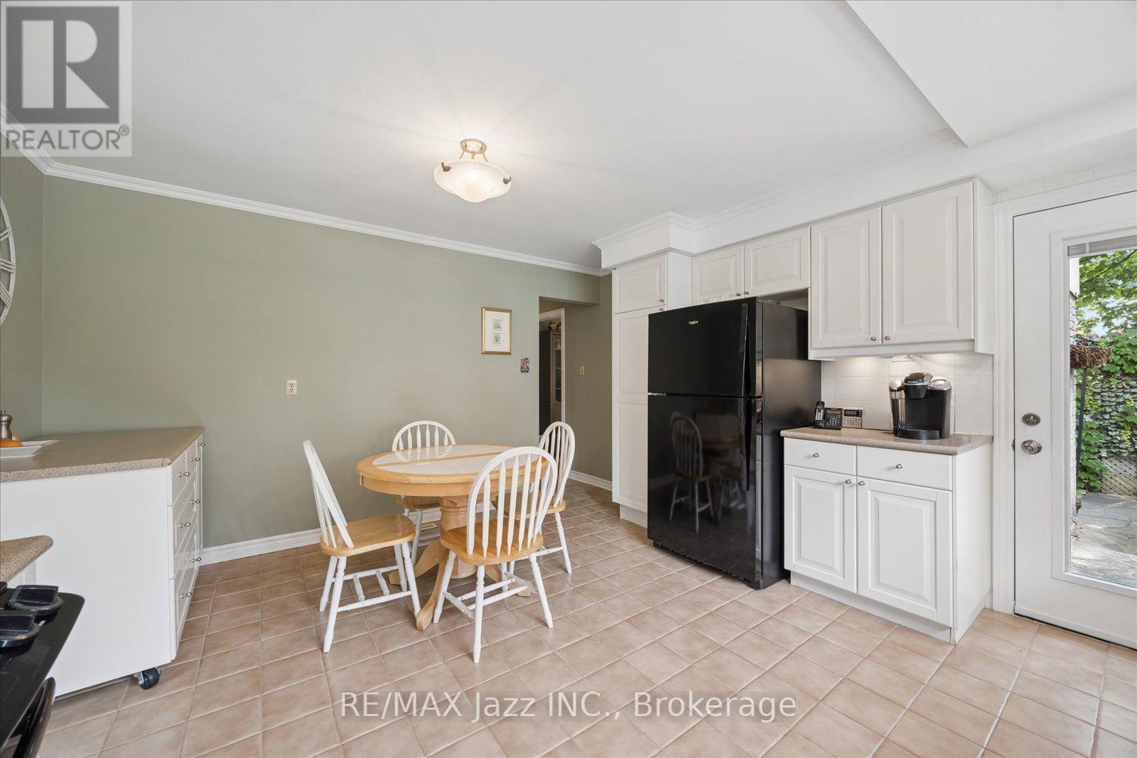 38 TRINITY CRESCENT - Image 16