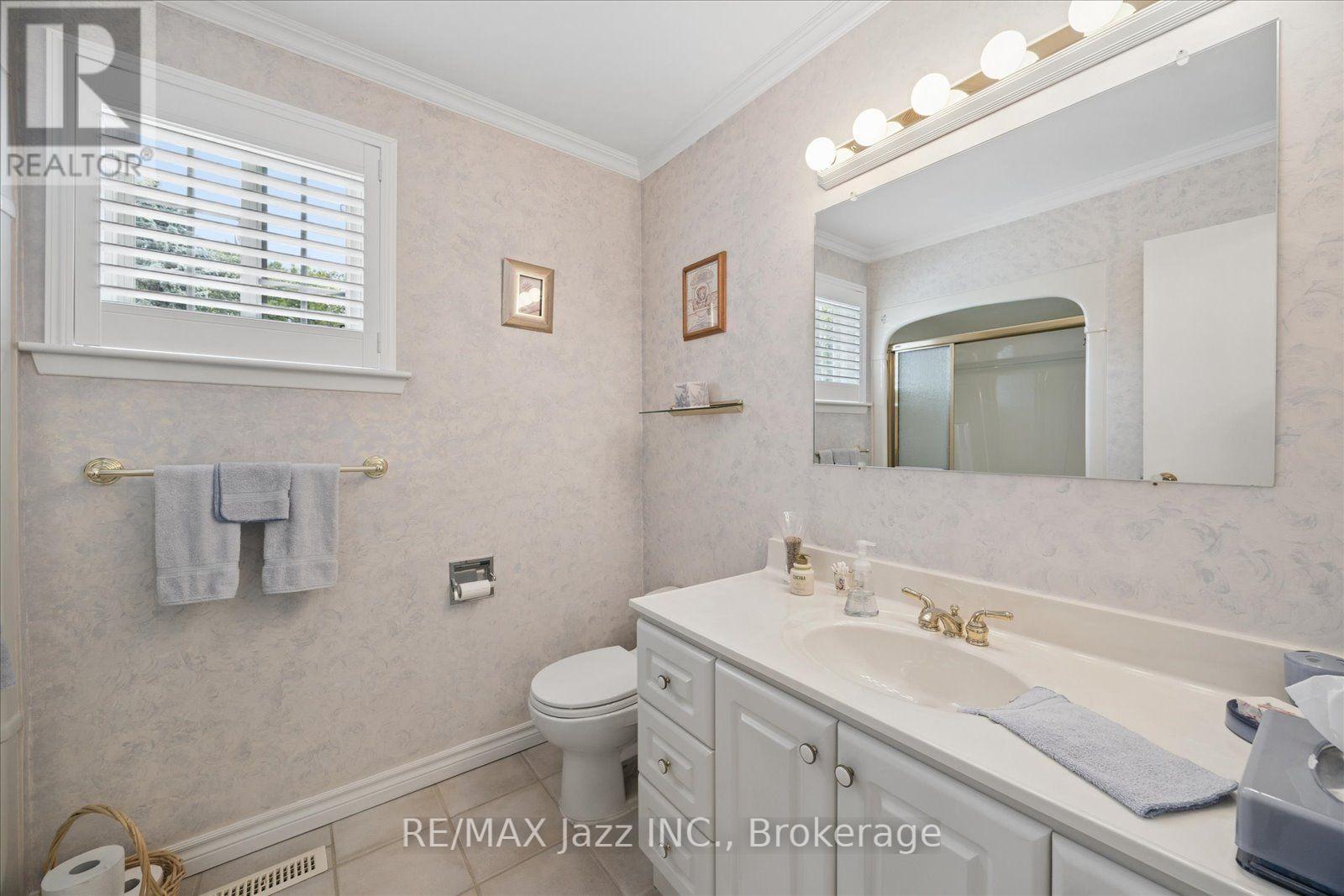 38 TRINITY CRESCENT - Image 28