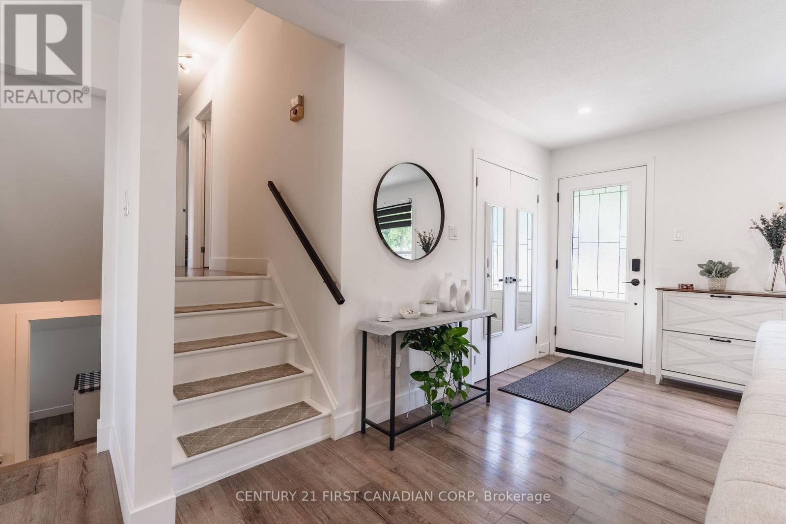 32 MENDIP CRESCENT - 13