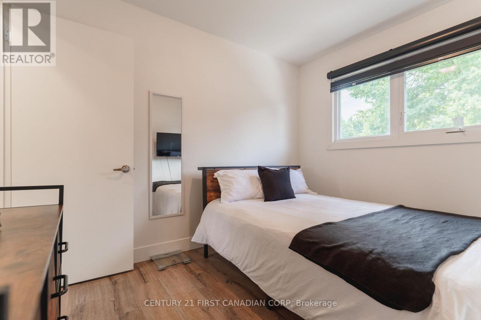32 MENDIP CRESCENT - 17