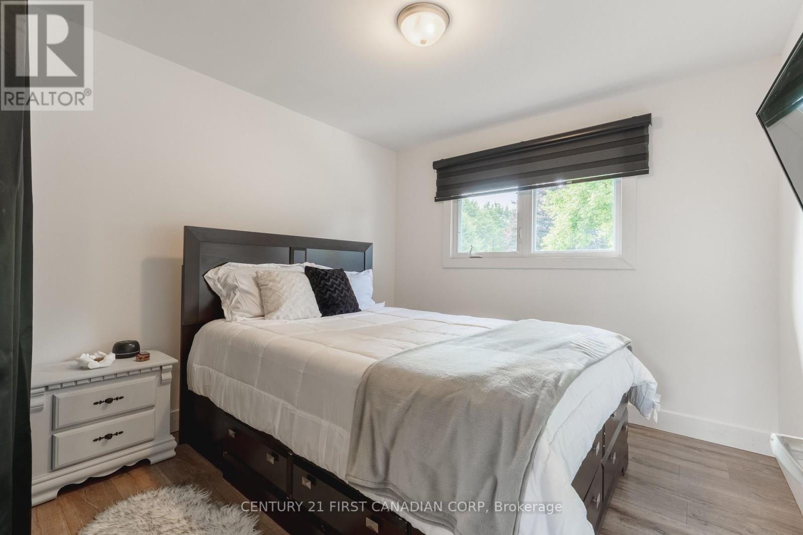 32 MENDIP CRESCENT - 18