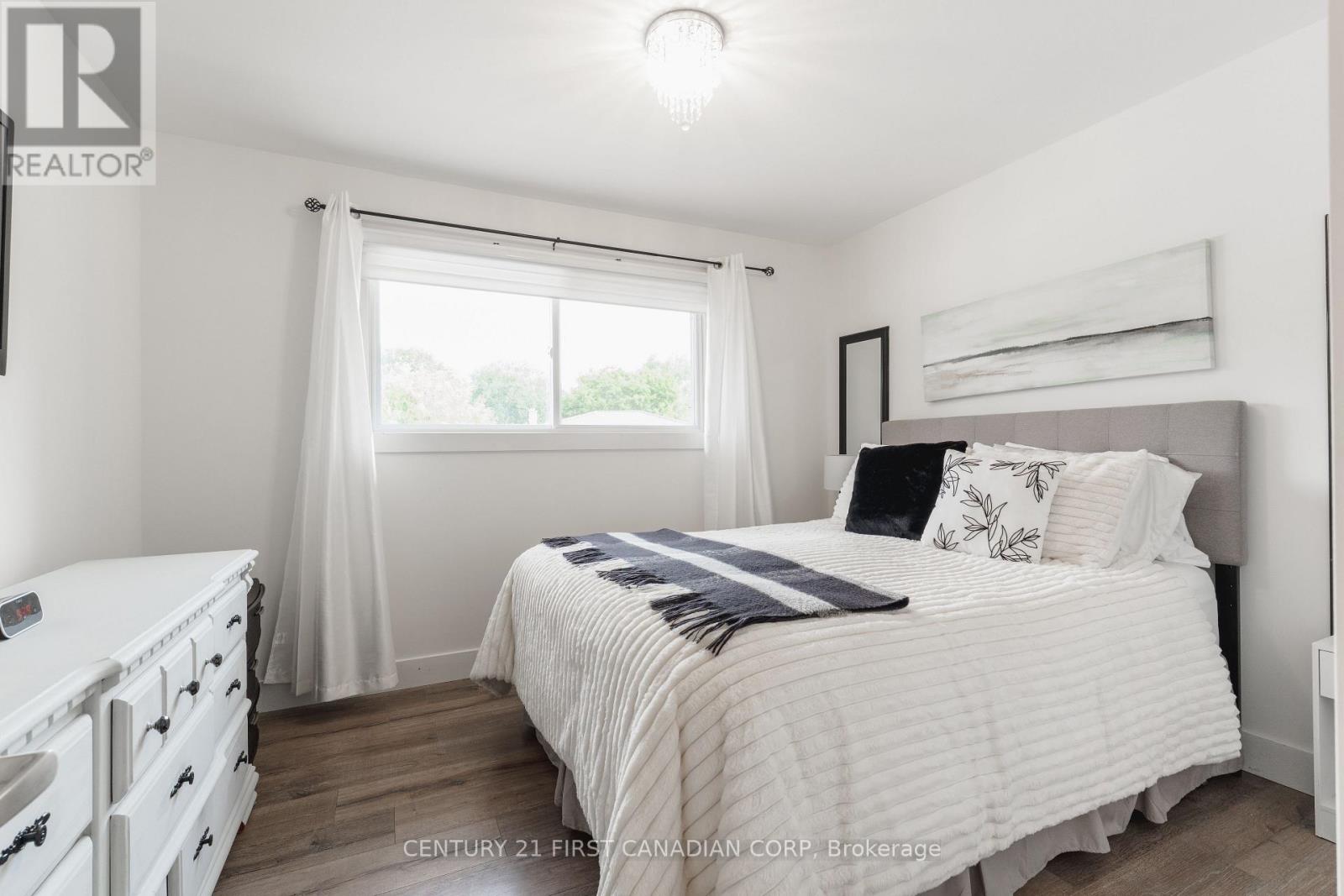 32 MENDIP CRESCENT - 19