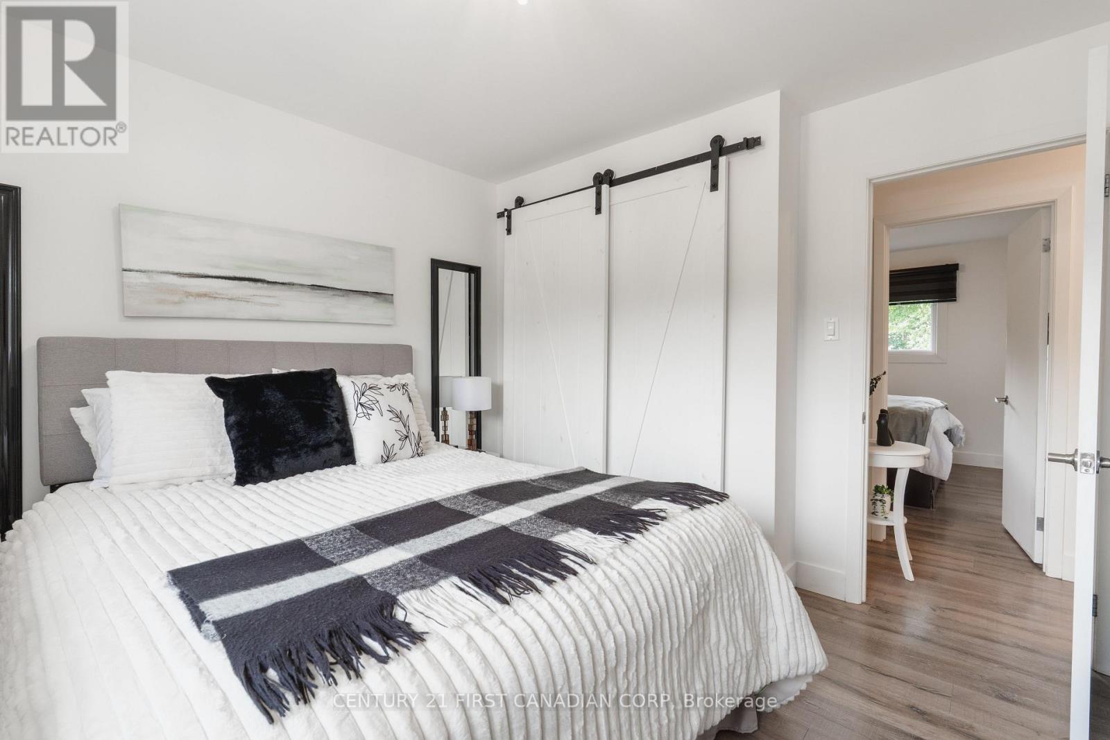 32 MENDIP CRESCENT - 20