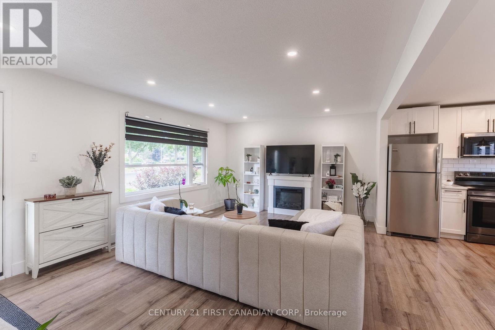 32 MENDIP CRESCENT - 23