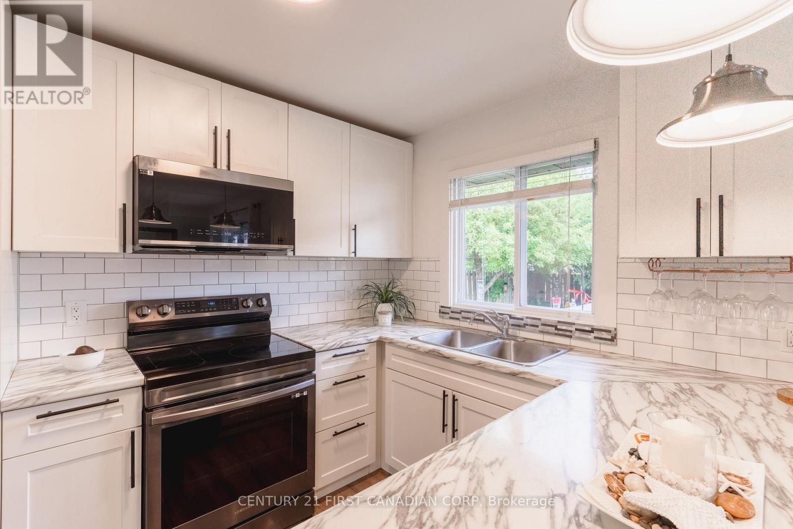 32 MENDIP CRESCENT - 25