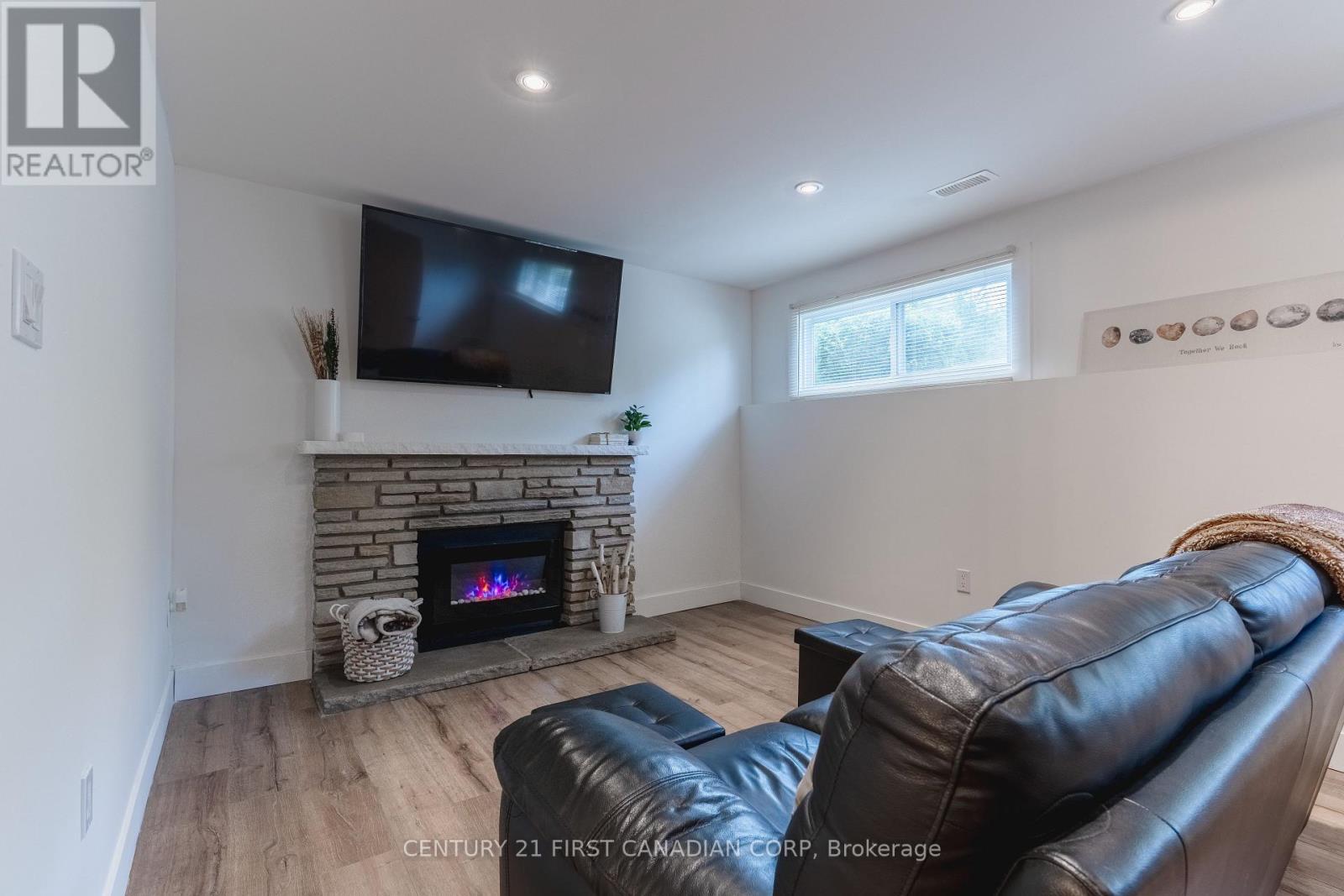 32 MENDIP CRESCENT - 26