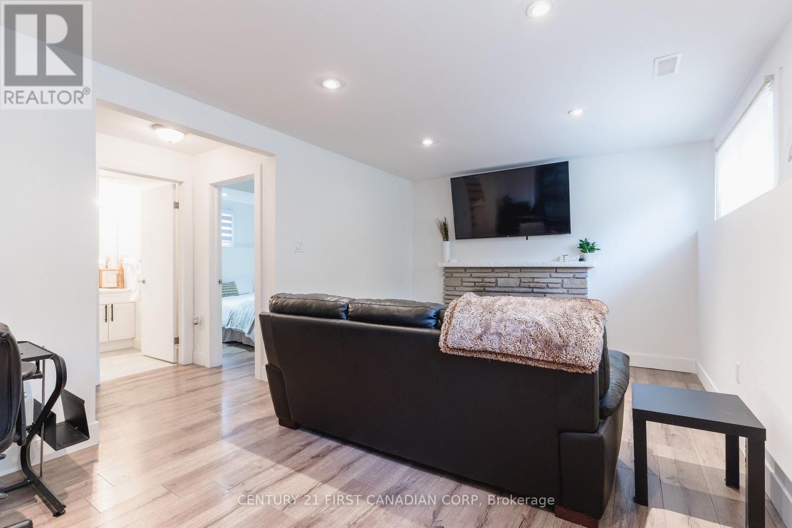 32 MENDIP CRESCENT - 27