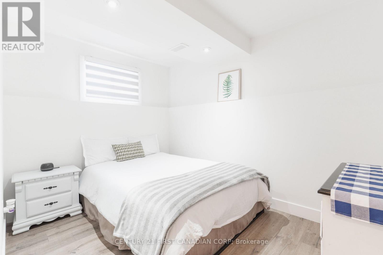 32 MENDIP CRESCENT - 28