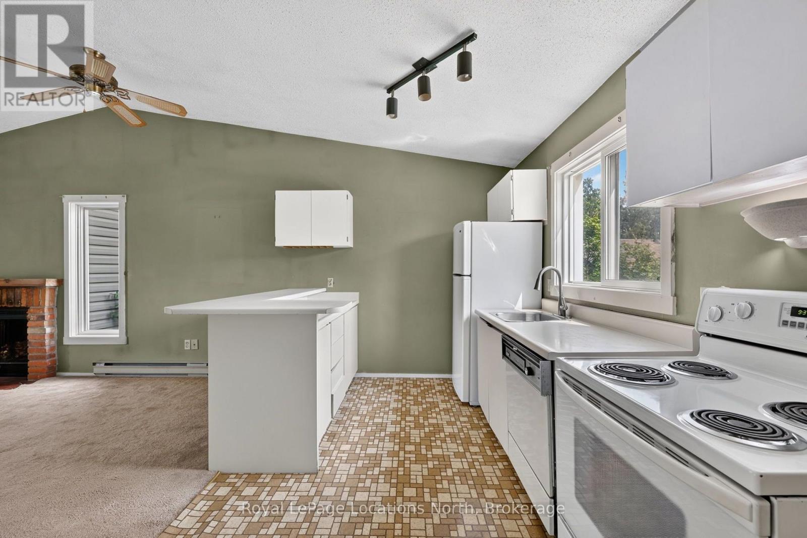 #253 13 HARBOUR STREET W - 14