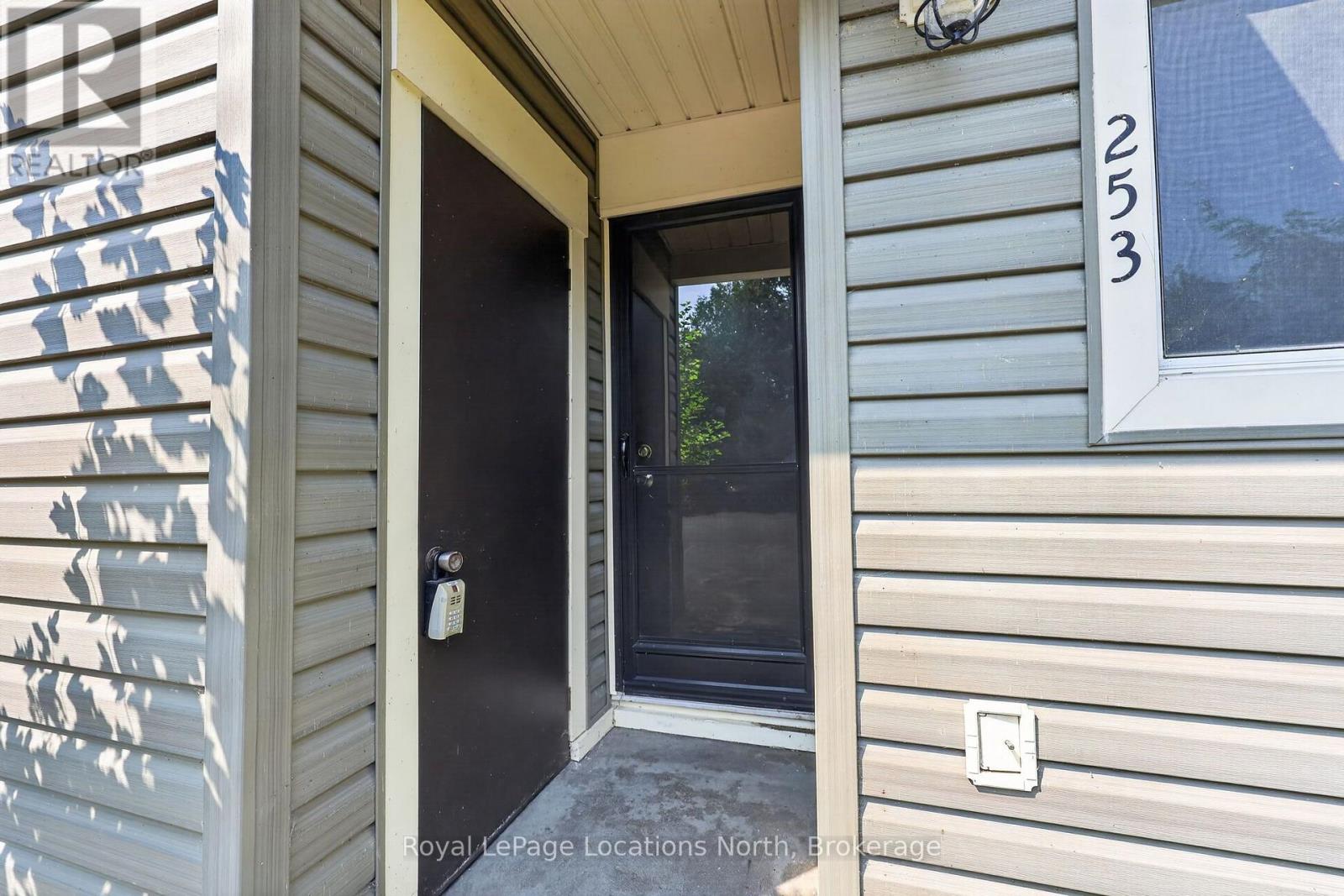 #253 13 HARBOUR STREET W - 4