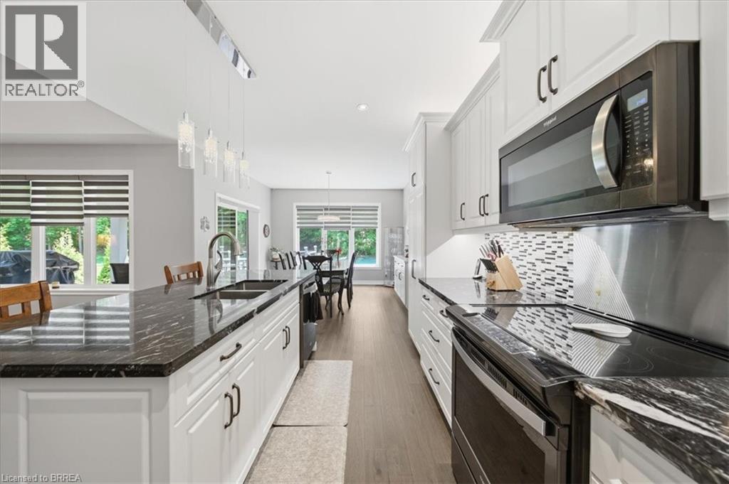 4 LYNNDALE Road - 11