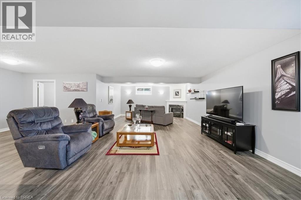 4 LYNNDALE Road - 24