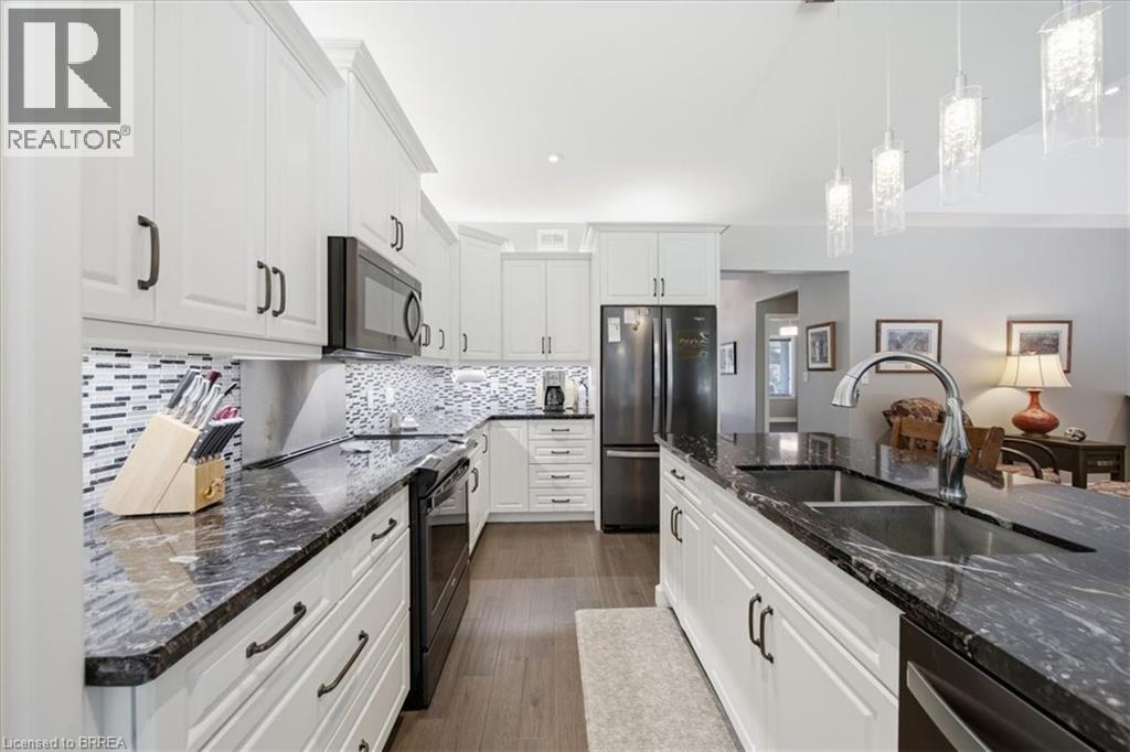 4 LYNNDALE Road - 12