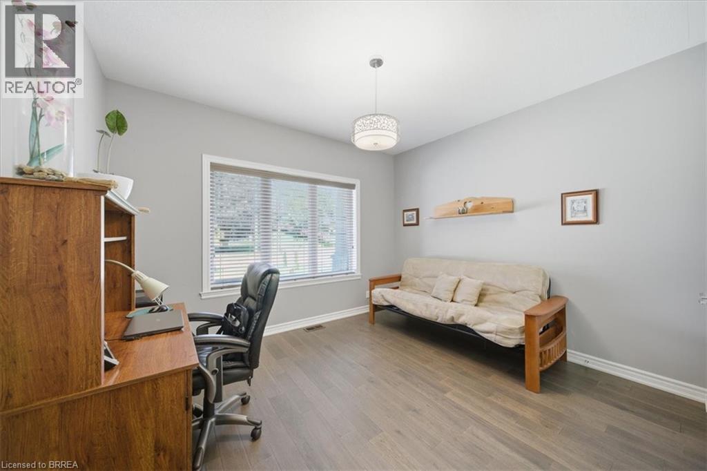 4 LYNNDALE Road - 18