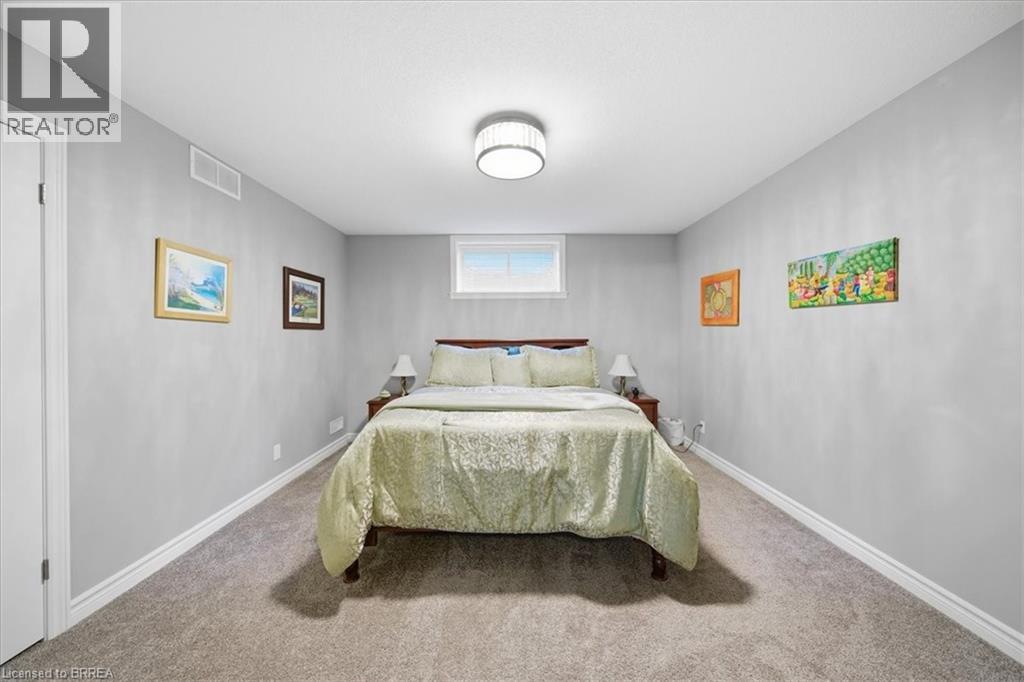 4 LYNNDALE Road - 32