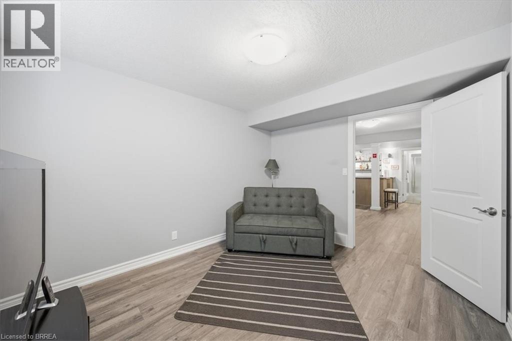 4 LYNNDALE Road - 31
