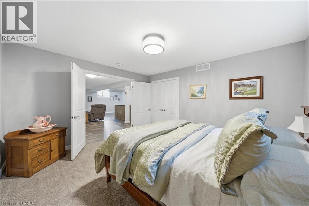 4 LYNNDALE Road - 33